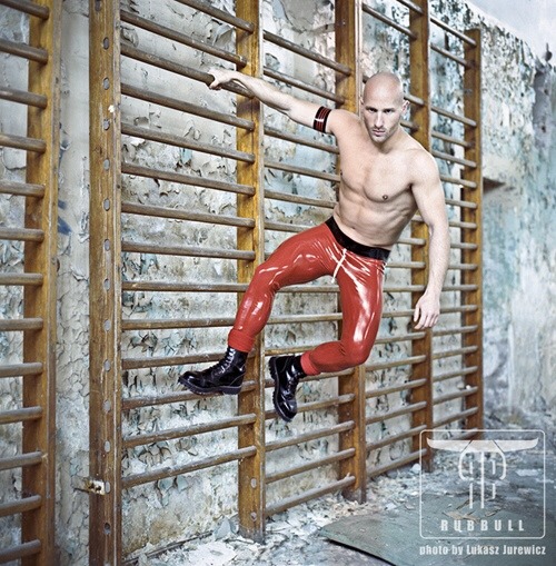 rubberlycra:  Rubbull.com  Nothing like a bald stud in rubber!