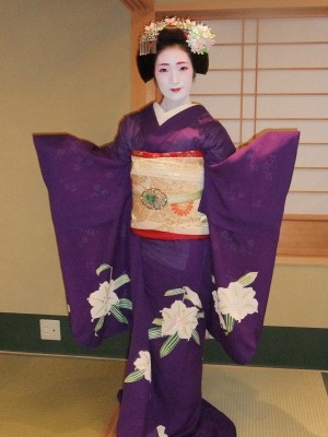 geisha-licious:  Kofuku in July - kimono patterned in lillies (SOURCE)