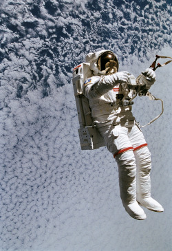 humanoidhistory:Happy birthday to astronaut