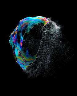 staceythinx:  These bursting bubbles by Fabian Oefner show there