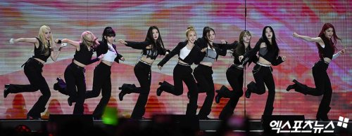 Kep1er performing &lsquo;WA DA DA&rsquo; at the 28th SBS Dream Concert