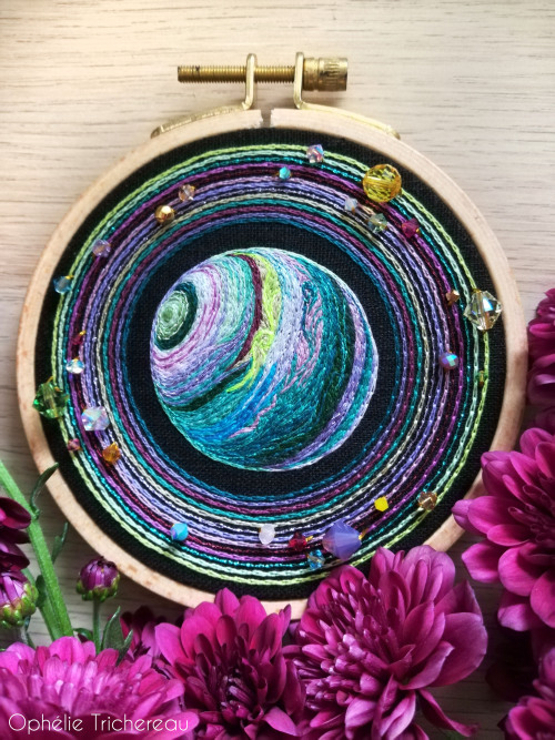 “Uranus”Hand embroidery.11,5 cm in diameter.DMC embroidery threads, Swarovski crystal beads and 24Kt gold plated beads on linen.Wooden frame.Thank you Emmanuel 😘

https://www.etsy.com/fr/shop/OphelieTrichereau #broderie#embroidery#uranus#planet#planète#solar system#universe#space#espace#astrology#astronomy#space art#science artwork#uranus embroidery#uranus artwork#planet embroidery#hand made#fait main#ophélie trichereau #solar system embroidered