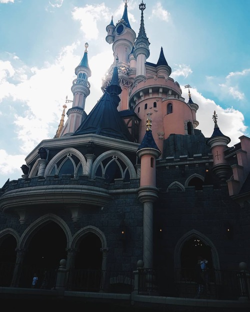 This place is magic ‍♀️ #disney #magic #disneylandparis #castle (at Disneyland Paris) https://www.in