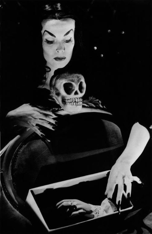 cryptofwrestling:  A Hand for Vampira….(1958) [via Riah Cody, Pinterest] 
