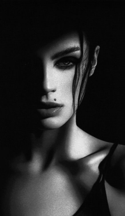 demonlustsin:  bellas-storm:     Somos tão nossos, moço, tão certos do amor que carregamos no peito, que  por mais que os desencontros sejam inúmeros, sabemos a quem o nosso  abraço pertence toda as vezes que o dia termina….  