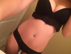 queeen-lyss:  I really eenjoy my belly ring.