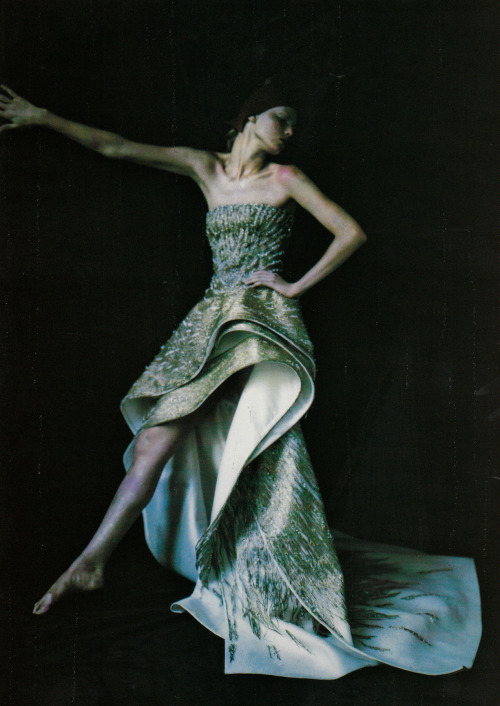 larastonestits:“Retro Avveniristica Couture” Angela Lindvall by Paolo Roversi for Vogu