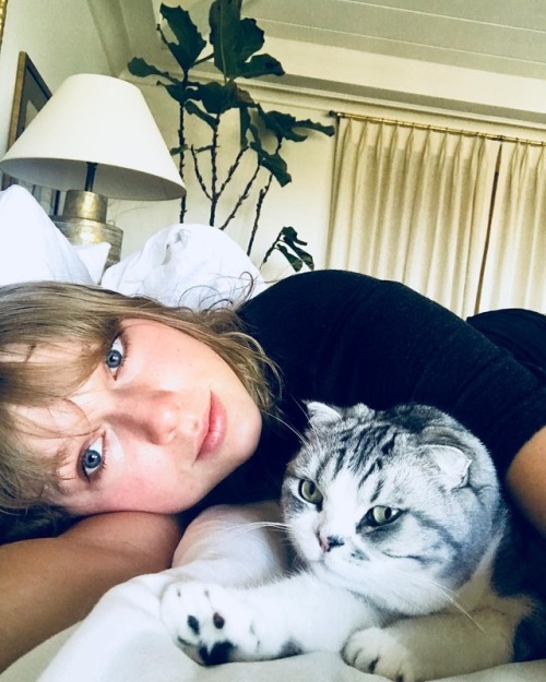 paths-of-my-childhood: taylorswift: Just over here daydreaming about playing Manchester tomorrow&hel