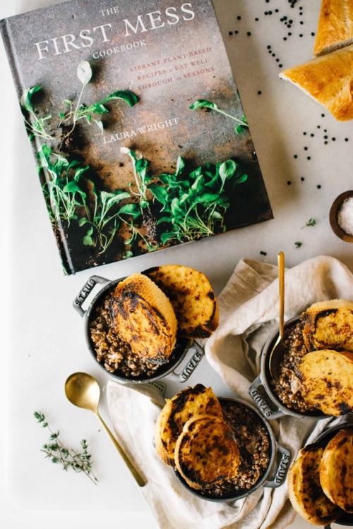 kaleandcaramel: FRENCH ONION LENTIL POTS WITH ONION CREAM TOASTS FROM THE FIRST MESS.Vegan French on