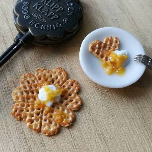 Waffles with cloudberry jam ❤ #miniaturefood #dollhouseminiatures #miniatyrer #polymerclay #sculpey 