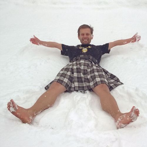 straightkiltcock:  Byla trochu zima na botky běžecké, tak jsem se rozplácl. Andělíček, osvěžení v -6°C :D #naboso #barefoot #beh #running #kilt #kiltpocesku #skvpraha #svetloprosvet #instarunners #snow #snowrunning #snowman #snehulak #dnesnosim