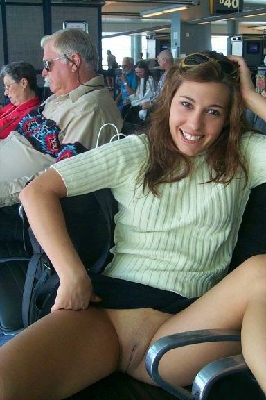 bottomless-girl: exhibition-fr:  Look ma chatte dans un aeroport  COME TO SEE MORE