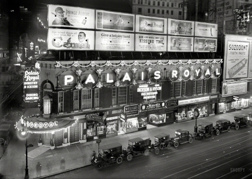 bygoneamericana: Palais Royal, Broadway. New York, circa 1920.