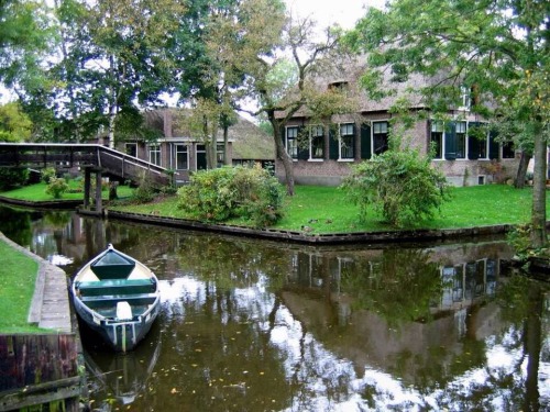 invulponysave: lumpyspacelion: Brb moving to Giethoorn This is the most beautiful thing I’ve e