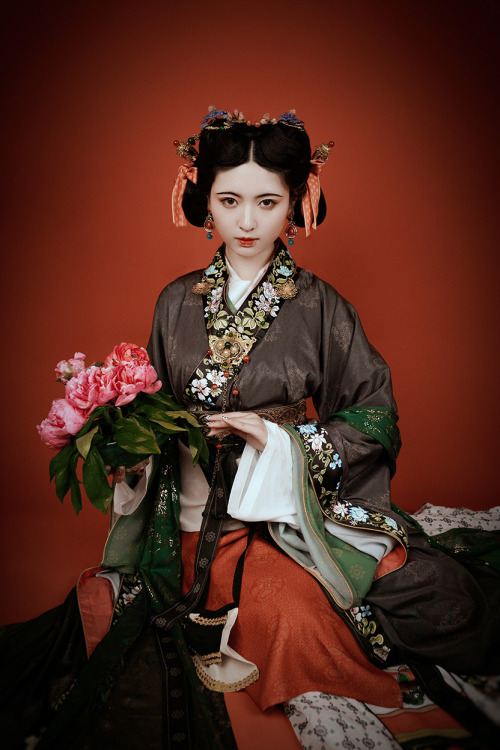 fouryearsofshades:【法海寺】壁画复原——【牡丹】 by 鹤庐汉服Inspired by murals from a temple FahaiSince this hanfu outf