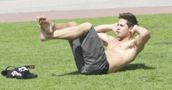 theamazonprince:  barefootnfamous: Dean Geyer  yay bodyweight exercises! 