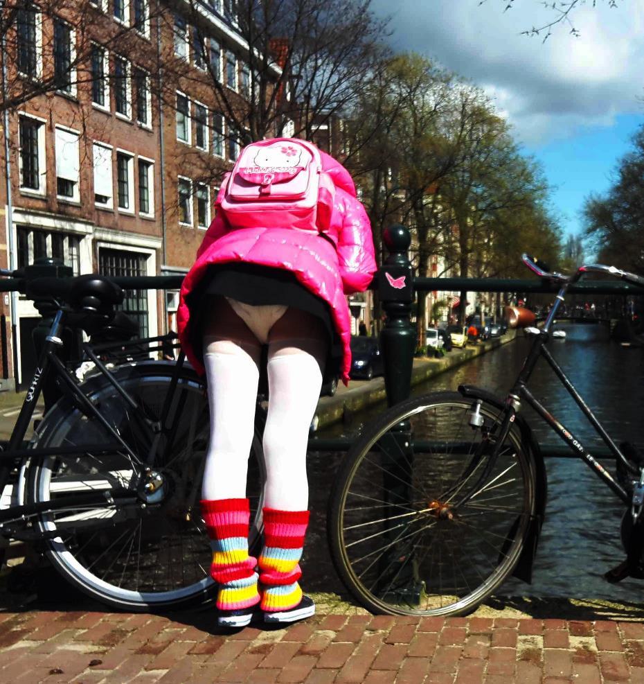 emma-abdl:    I’m having a fun day in Amsterdam (10 pics)  It’s a lovely day