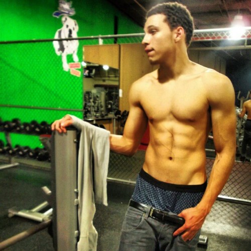 bonjourbonsior:  manuponman:  Ray Mills! *sigh*  New face 