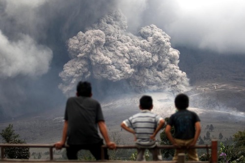 xne: The indonesian volcano Mount Sinabung erupted again for the third time this year, blowing giant