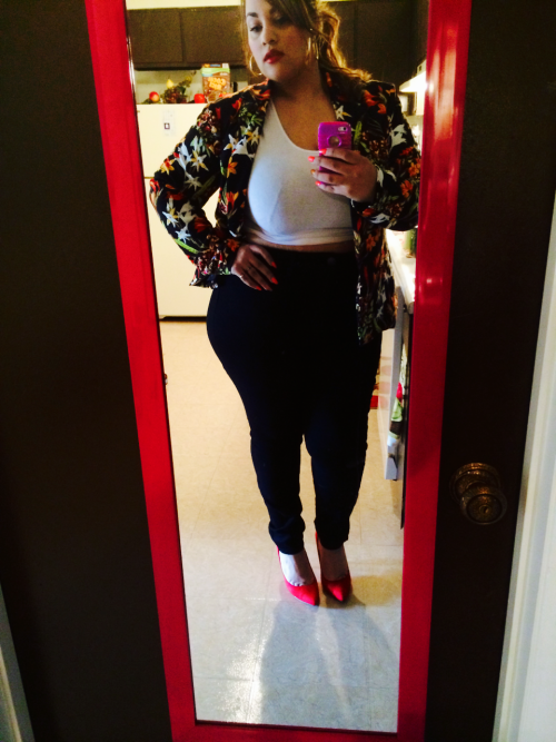 beautifulandflawedimperfection:  My ootd yesterday❤️ Forever21+ high waisted skinny jeans  Forever21+ aloha blazer Lolashoetique red pumps Loveculture crop top   Wow