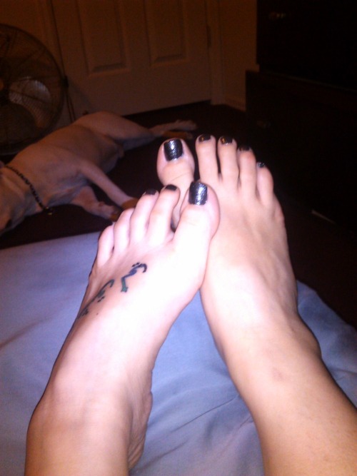 Black polish!! Just missing some warm goo between my toes!