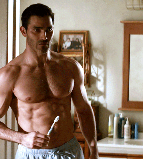 TYLER HOECHLIN As Clark Kent “Tried And True” — Superman & Lois (2.06)