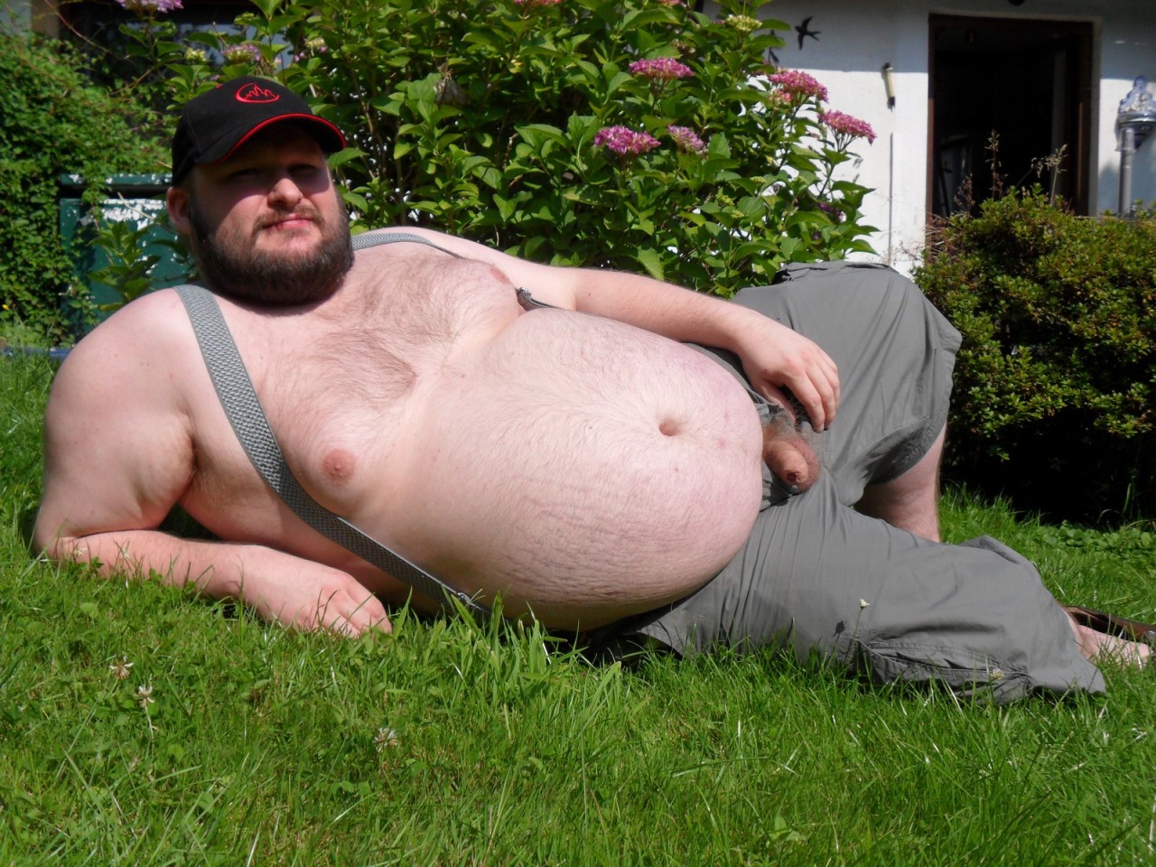 chubbyaddiction:  Mhmm, that angle from below, ready to be sucked…