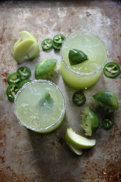 toomanynoms:  Sour Green Apple Jalapeno Margarita (recipe) Noms you can drink. 