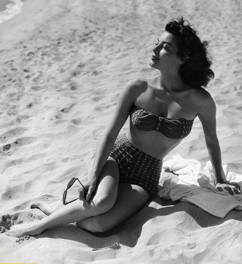 ava-et-liz:  Ava Gardner at the beach in Spain while filming Pandora and the Flying Dutchman, 1951.