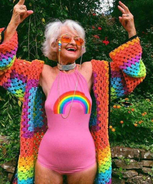 thespookybisexual: dwnsy: the cooooooooolest grandmama in the world, our 88-year-old Baddie Win