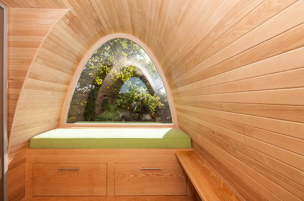 treehauslove:Treehouse around the Oak. A modern treehouse built around an oak tree