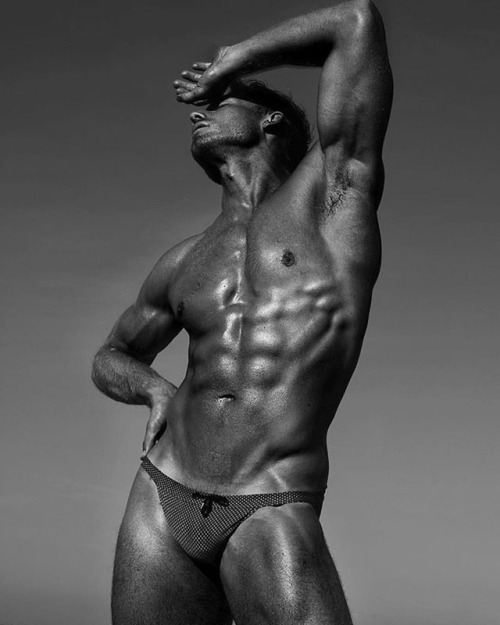 Muscled body delight. Look again, this is NOT on your dinner menu. Stunner @calumwinsor by the talen