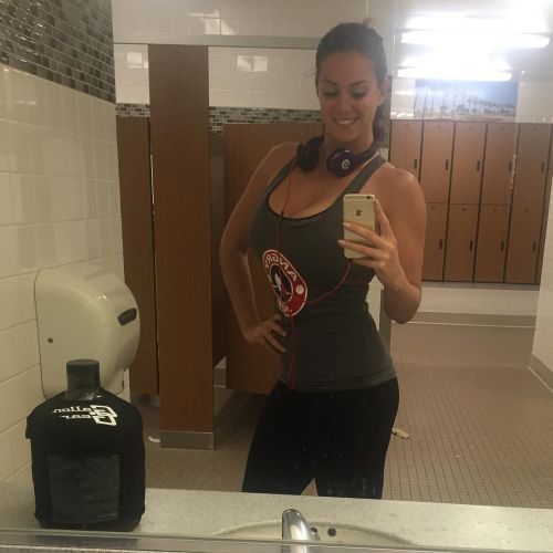 XXX Gym selfie pre workout 💋 by 6feetofsunshine photo