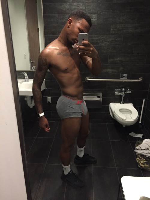 callmemilo2x:   Gym after a long 9 hours at work! Gotta get my body back together!   aaaaaand im here 4 dis 3456and7