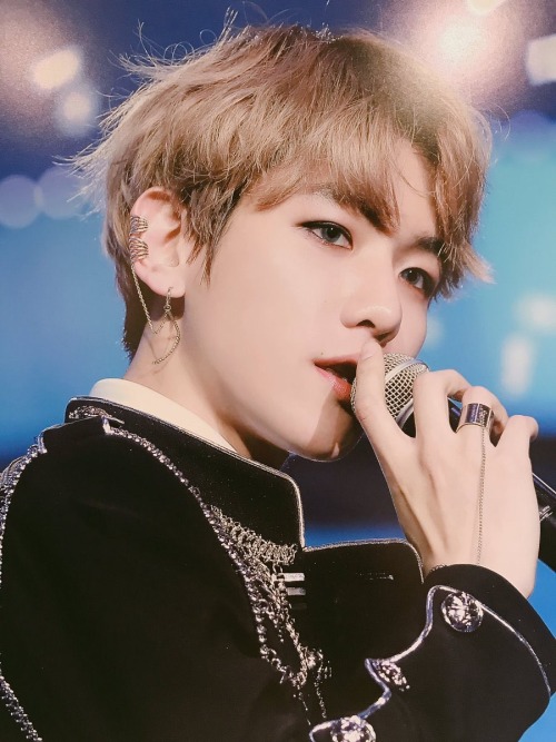 baekhyunlooks: