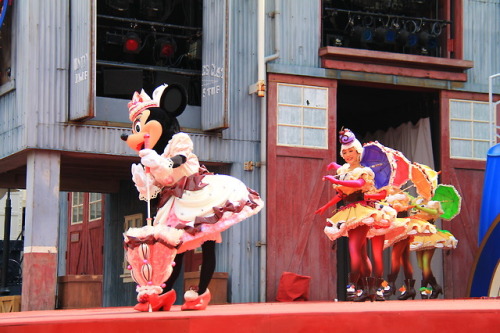 Minnie Mouse and crape girls on A Table is Waiting
