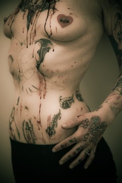 morbidlylusting:  theme of the day - bloodplay   Beautiful