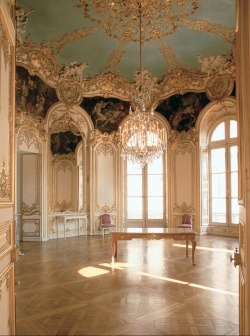 nadine-usagichan:  Rococo Ballroom. Every