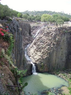 gneissgneissbaby:  text-mode:  Los Prismos Basálticos, Mexico. Nature goes blocky. source  columnar basalt FTW 