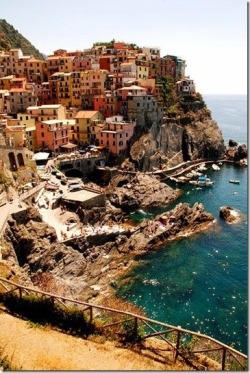 Cinque Terre en We Heart It. http://weheartit.com/entry/69170937/via/MauDaehler18