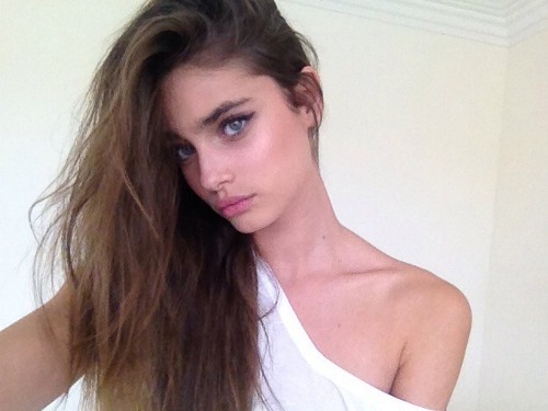 vicsecretmodels:  can’t get enough of her