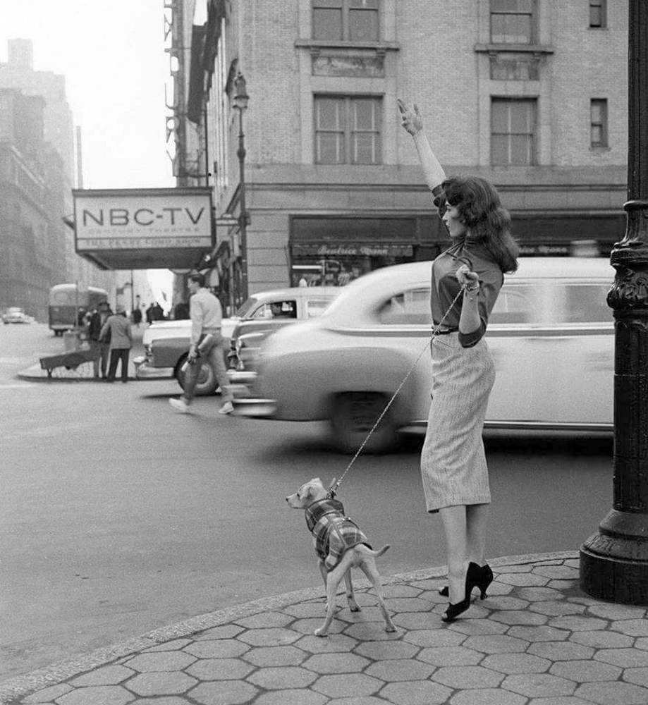 ivegottagirlcrush:    Woman hailing a cab in New York City, 1956  