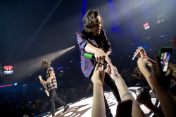 direct-news:  HQ’s - One Direction performs onstage during the 2014 iHeartRadio Music Festival at the MGM Grand Garden Arena on September 20, 2014 in Las Vegas, Nevada. 