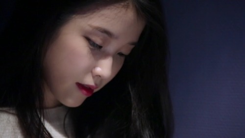 iumushimushi:[CAPS] IU(아이유) 영상회 ‘CHAT-VIEW’ behind