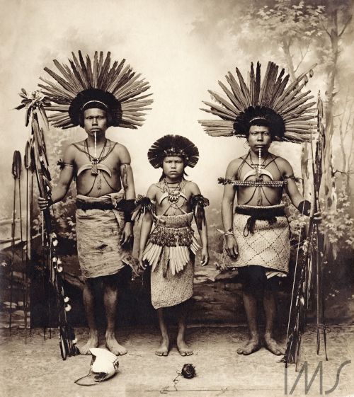 1) Retrato de índio com arco e flechas (circa 1905)2) Retrato de três índios com cocar e arco e flec