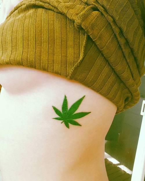 Heal my pretty, heal  . . . . #tattoo #yay #weedleaf #underboob #h&amp;m #green #healing #coconu