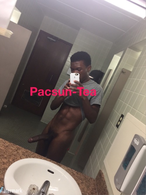 mr804: pacsun-tea: Lol peep where he took those pic at enjoy Dam he sexy