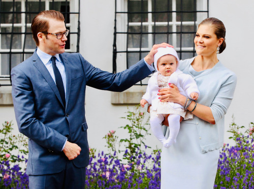 14 July 2012 | Prince Daniel strokes Princess Estelle’s head as Crown Princess Victoria holds 