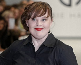 americanhorrorsexy:We love you Jamie Brewer ♡