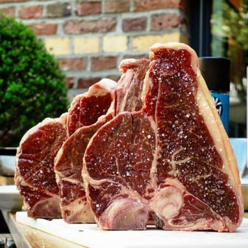 brisketmafia:Steak!!! Great pic from @baconzumsteak! #brisket #bbq #beer #texasbbq #mesquite #awardwinningrubs #meat #protein #beef #foodie #foodporn #bbqrubs #bbqlife #bbqporn #foodgasm #tomahawk #ribeye #steak #delicious #ribs #burntends #spareribs